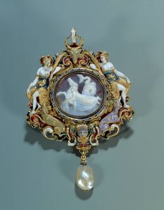 Jewellery: Pendant Enamel on Gold Round with a Cameo